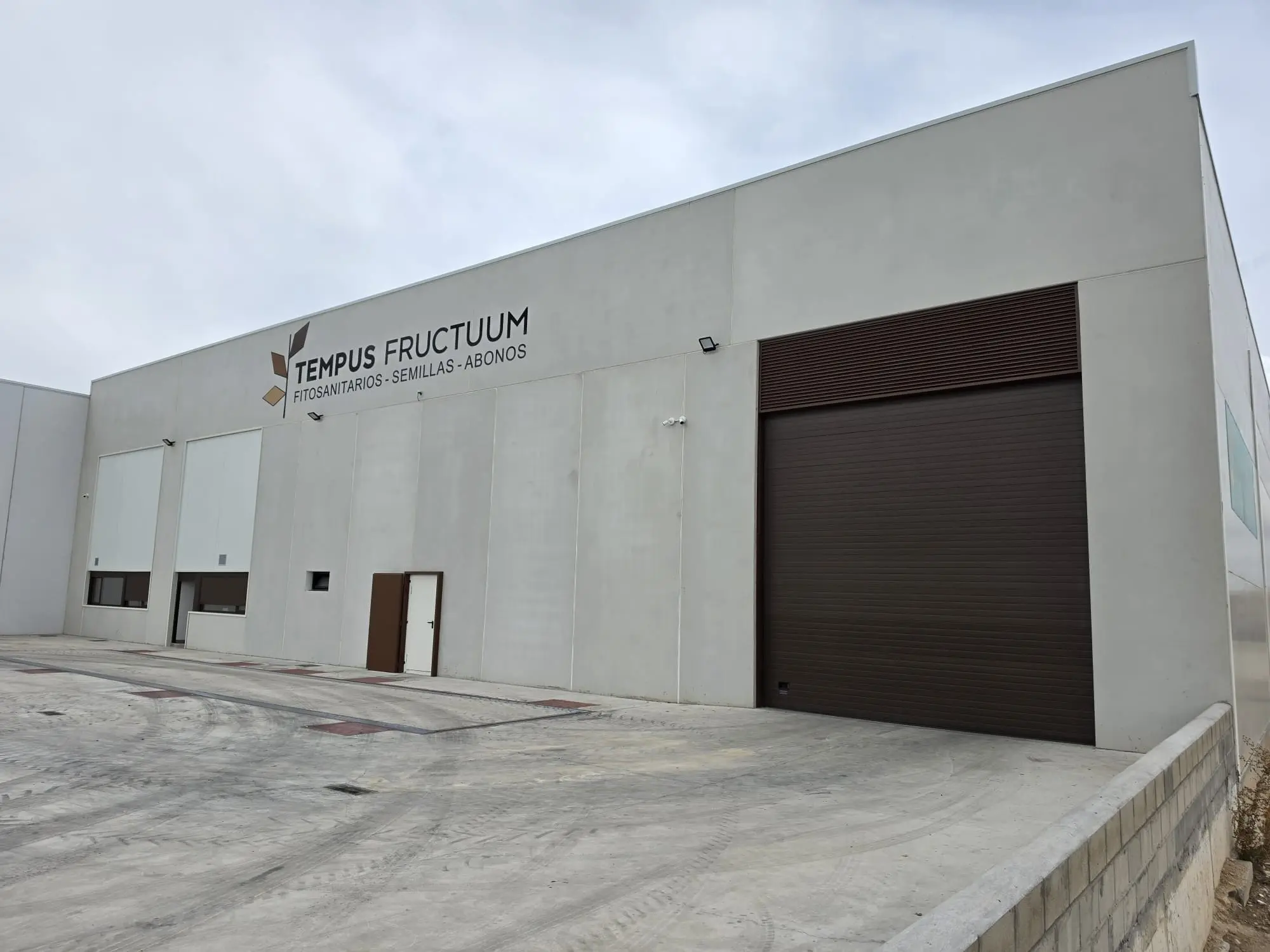 Nave terminada con portón para camiones y explanada de hormigón