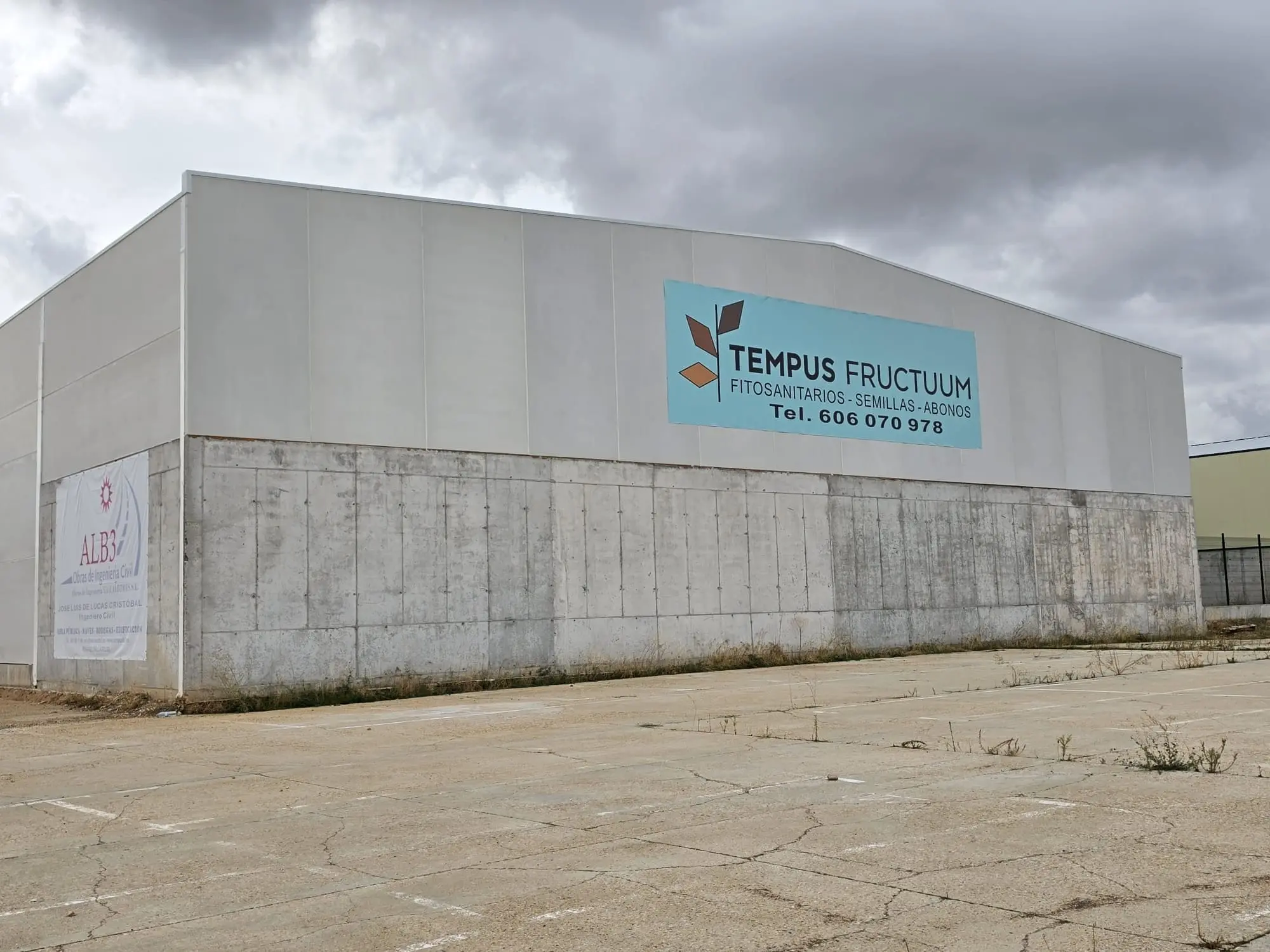 Nave vista desde la explanada, con el cartel de Tempus Fructuum en la fachada