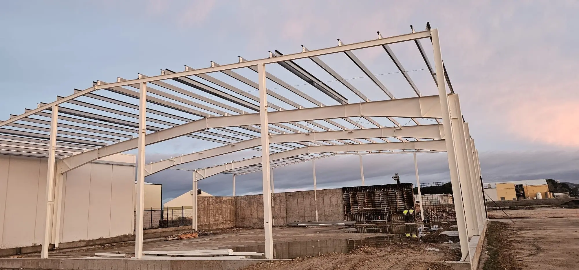 Estructura metálica de la nave Tempus Fructuum ya levantada, al atardecer