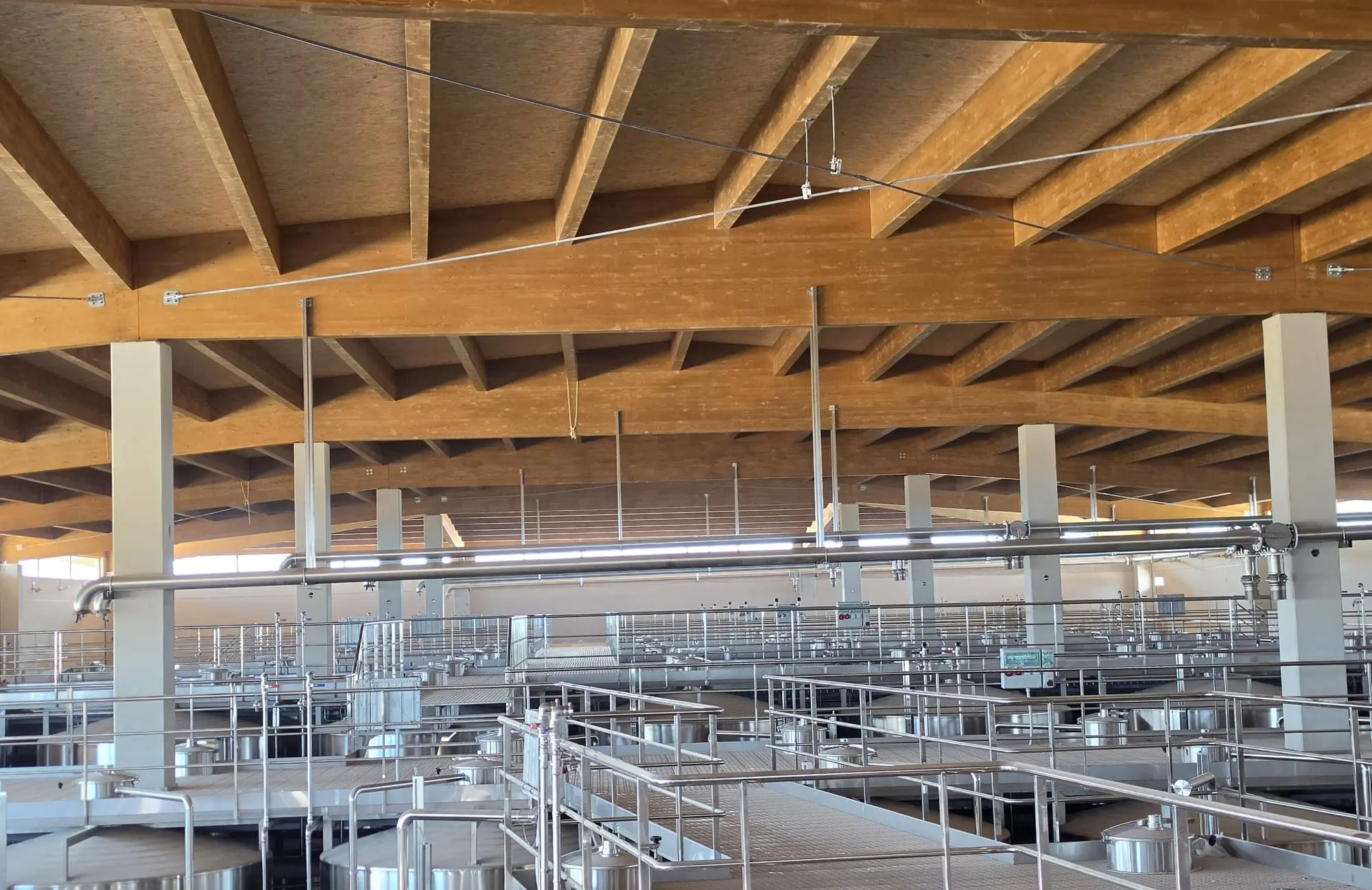 Cubierta de madera laminada sobre la sala de depósitos de acero inoxidable