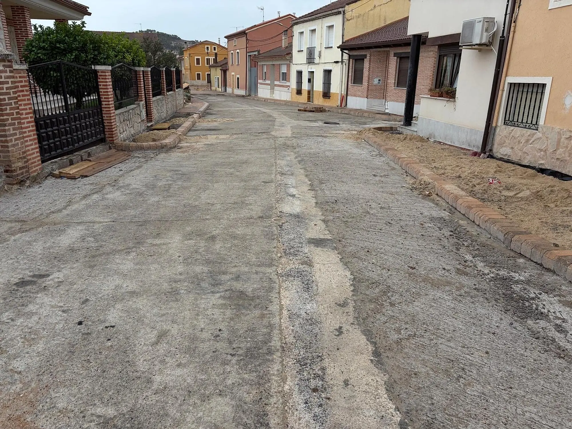 Calle en obra con los bordillos de las aceras colocados a ambos lados